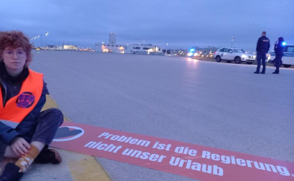 Activistas medioambientales bloquearon el aeropuerto de Múnich, el segundo más grande de Alemania. Foto: @AufstandLastGen