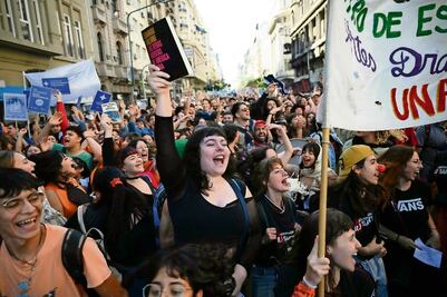 Milei asegura que mantendrá universidades públicas, acusa a opositores de "prostituir" la defensa de la educación gratuita