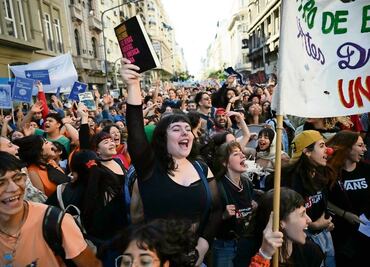 Milei asegura que mantendrá universidades públicas, acusa a opositores de "prostituir" la defensa de la educación gratuita