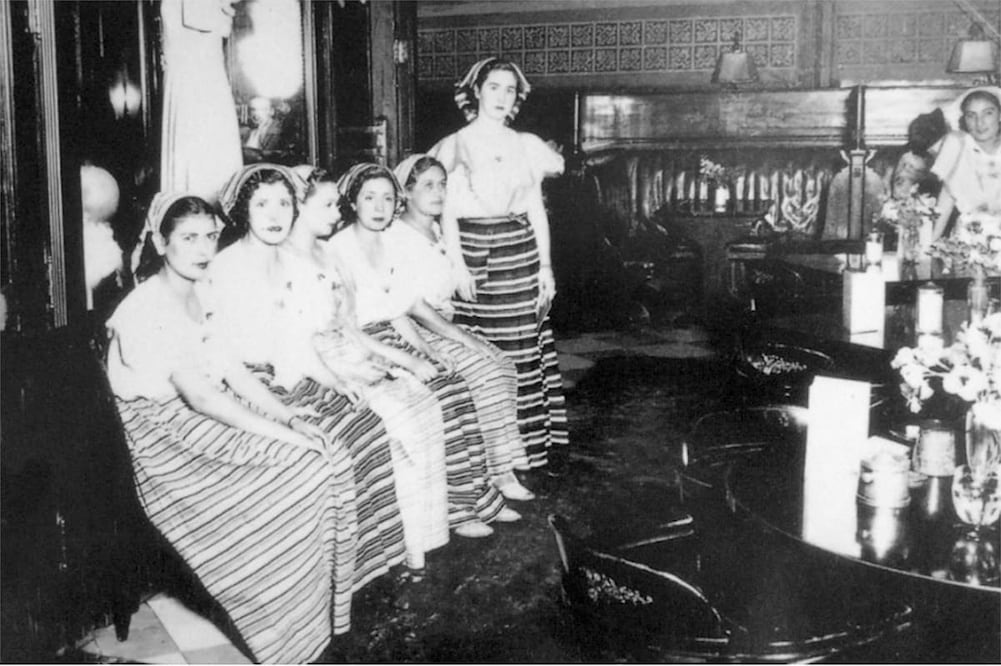 Una imagen de los años treinta revela que al inicio la estandarización no era  tan marcada en el uniforme de las samborinas, pues tanto la tela de las faldas como la confección varían en mayor o menor grado. Libro "La Casa de los Azulejos".