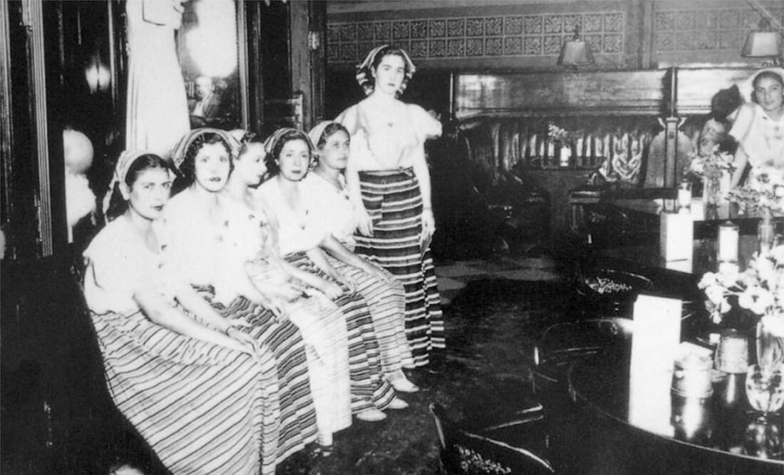 Una imagen de los años treinta revela que al inicio la estandarización no era tan marcada en el uniforme de las samborinas, pues tanto la tela de las faldas como la confección varían en mayor o menor grado. Libro "La Casa de los Azulejos".