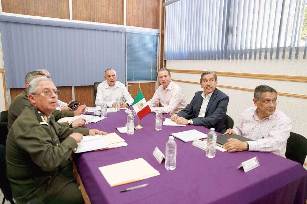Autoridades del estado se reunieron con altos mandos del Ejército mexicano en la base de la Fuerza Aérea en Sinaloa (CORTESÍA)