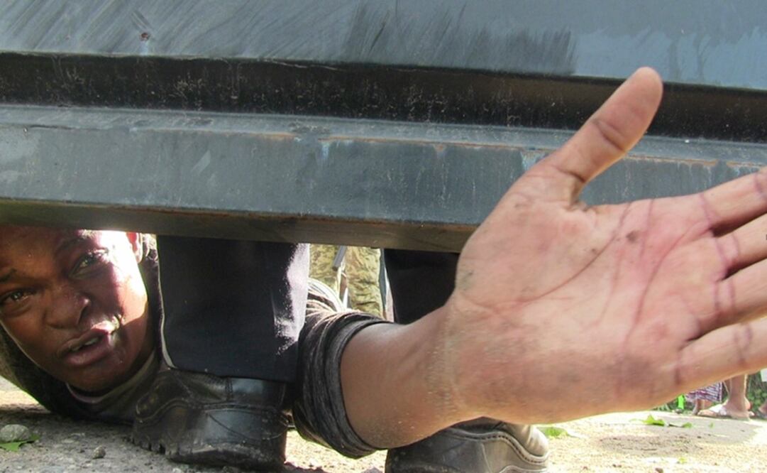 A Haitian woman asks for help while detained by Mexican authorities - Photo: María de Jesús Peters/EL UNIVERSAL
