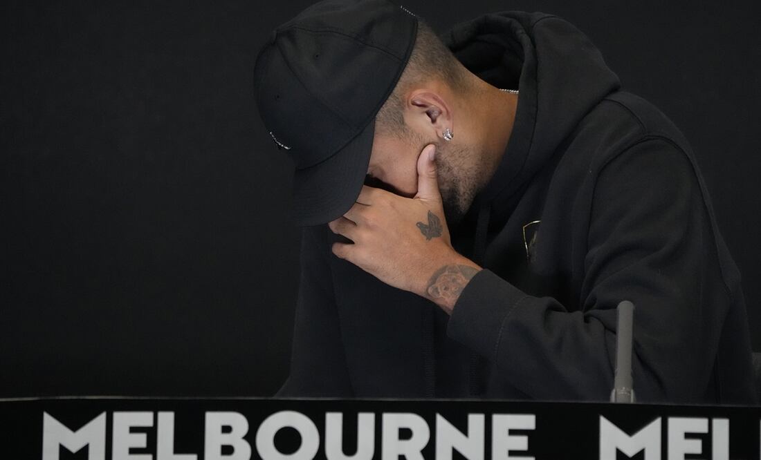El australiano se lamenta en conferencia de prensa / Foto: AP
