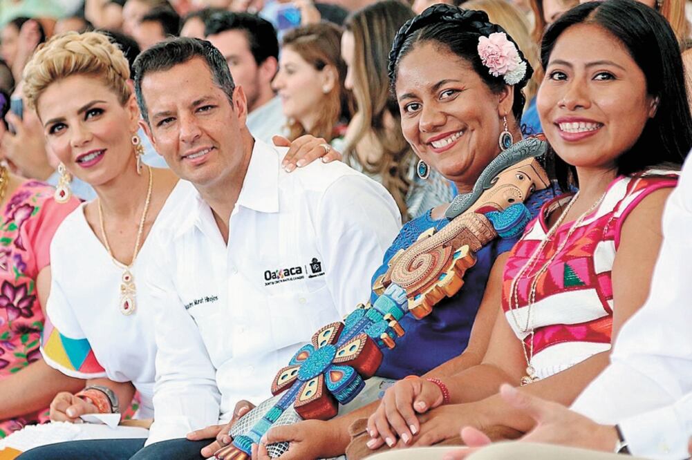 El gobernador, Alejandro Murat, y su esposa Ivette (izq.); la Diosa Centéotl, Lilia López Hernández, y Yalitza Aparicio, en el palco de honor. Foto/ESPECIAL