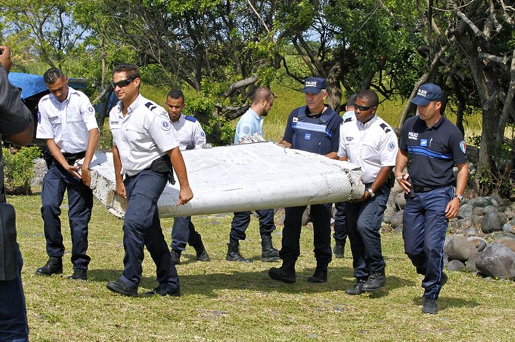 Funcionarios malasios adelantaron que la parte del ala encontrada puede ser la primera evidencia tangible de que el vuelo MH370 de Malaysia Airlines se estrelló (ARCHIVO AP)