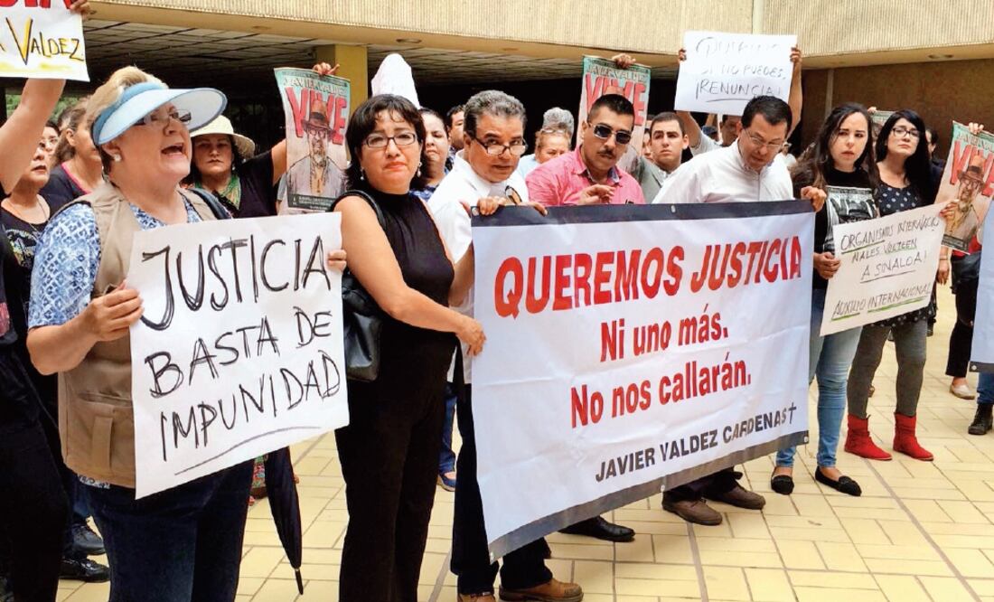 Periodistas marcharon para exigir justicia en el caso de Javier Valdez Cárdenas, asesinado hace casi un mes. Los comunicadores exigieron que no haya impunidad en éste ni en ningún otro caso de violencia contra periodistas. (CUARTOSCURO)