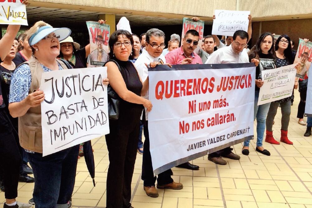 Periodistas marcharon para exigir justicia en el caso de Javier Valdez Cárdenas, asesinado hace casi un mes. Los comunicadores exigieron que no haya impunidad en éste ni en ningún otro caso de violencia contra periodistas. (CUARTOSCURO)