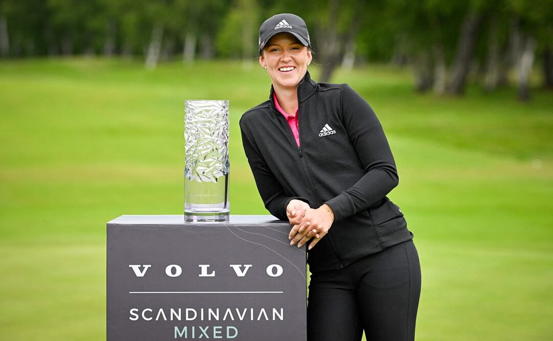 Linn  Grant posando con el troofe del torneo Scandinavian Mixed de golf - FOTO: AFP