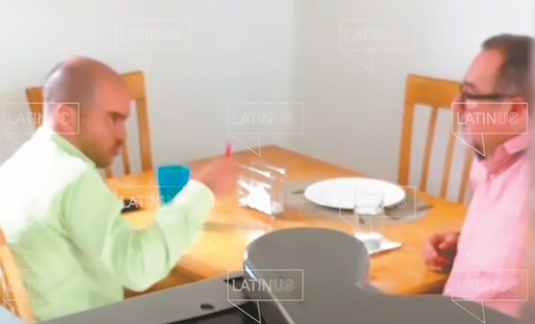 En el video difundido por el portal Latinus se aprecia a David León cuando entrega un sobre amarillo con el dinero a Martín Jesús López Obrador, hermano del presidente de la República, Andrés Manuel López Obrador. Foto: Tomada de video