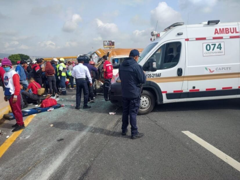 Video. Volcadura de combi en la México-Puebla deja un muerto