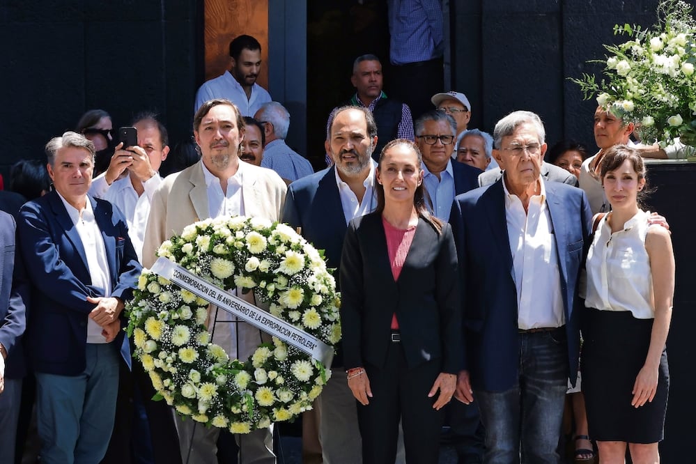 La candidata presidencial de Morena, Claudia Sheinbaum (cuarta de izq. a der.), acompañó a Cuauhtémoc Cárdenas y a su familia en el 86 aniversario de la Expropiación Petrolera. Foto: Fernanda Rojas / EL UNIVERSAL