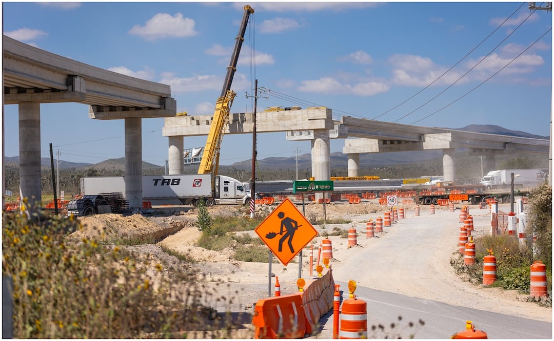 El gobernador de Nuevo León, Samuel García supervisa puentes y obras que conectarán con la Carretera Interserrana. Foto: Especial