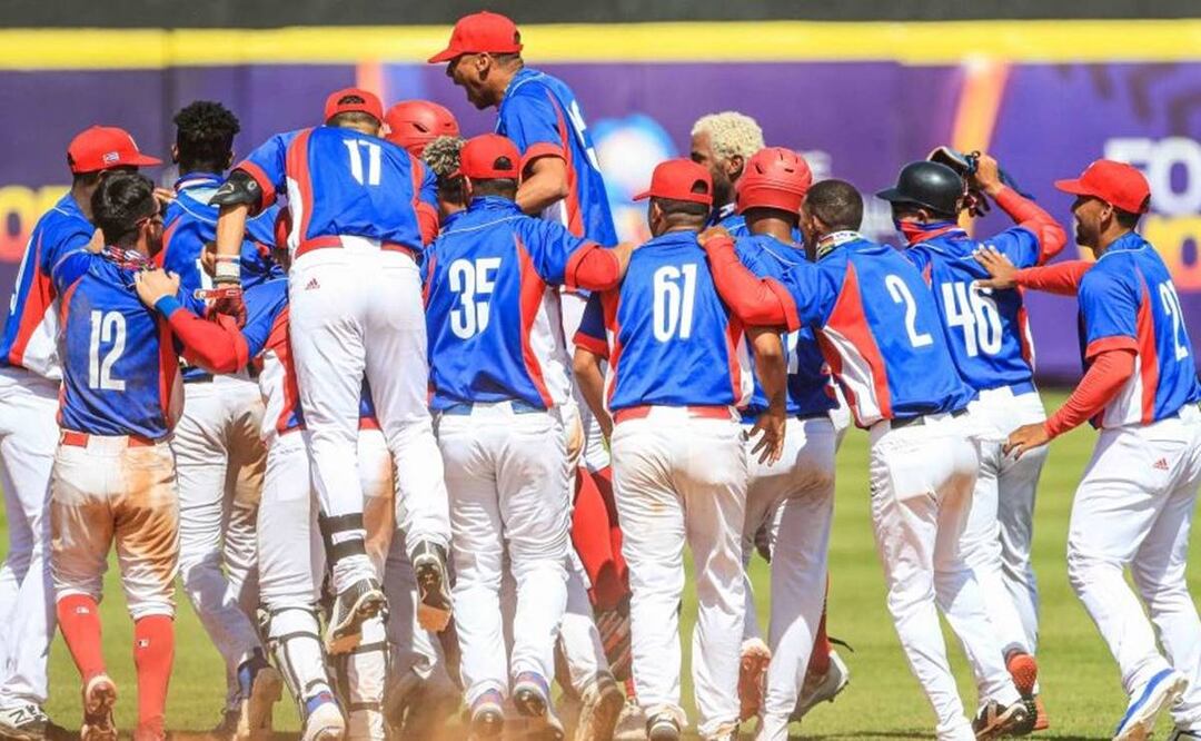 Una decena de jugadores de béisbol cubanos protagonizan la mayor deserción de la isla en años durante un torneo en México