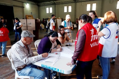 Salvadoreños salen a votar para elegir nuevo presidente