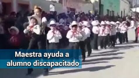 Maestra logra que alumno con discapacidad baile en desfile de la Revolución