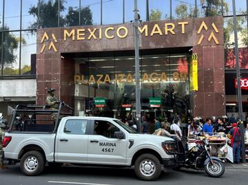 FOTOS: Realizan operativo contra la piratería en plaza de comercios chinos en la CDMX