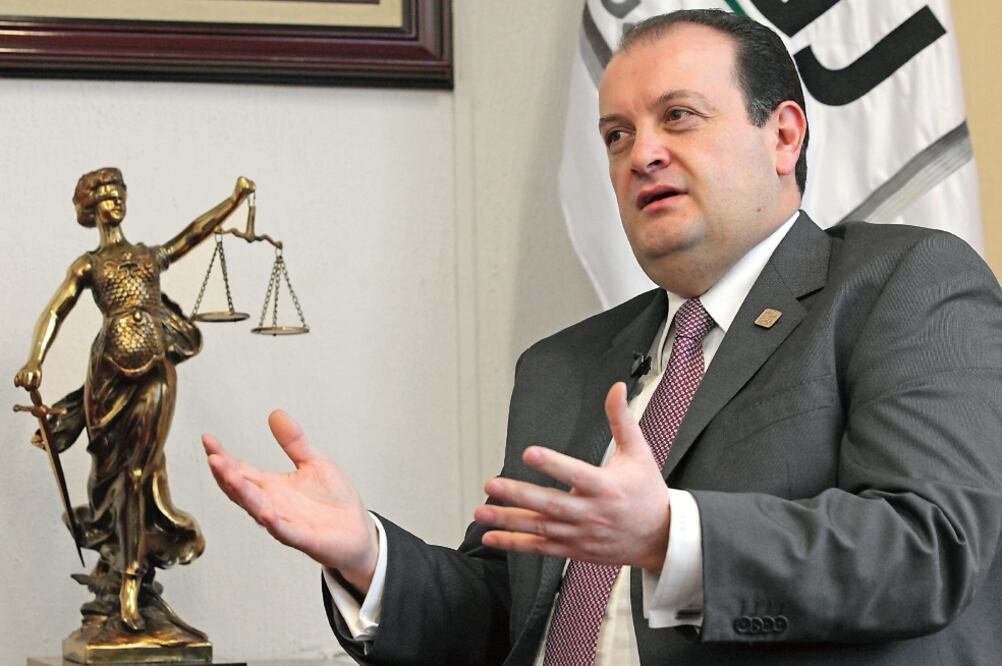 La procuraduría acatará las medidas precautorias de la Comisión de Derechos Humanos con el ex policía detenido el domingo, afirma Ríos Garaza (ARCHIVO EL UNIVERSAL)