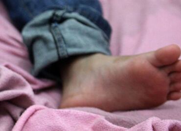 Rescatan a niña de 4 años cuyos padres dejaron sola y encerrada en una casa en Guamúchil, Sinaloa