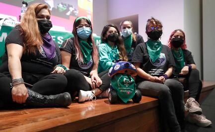 Con robot, colectivos feministas burlan prohibición del aborto en 11 estados de México