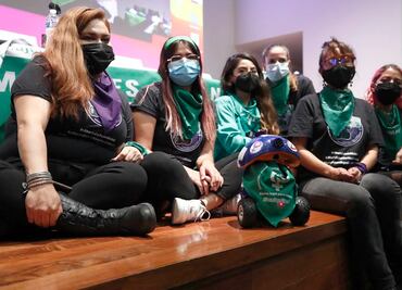 Con robot, colectivos feministas burlan prohibición del aborto en 11 estados de México