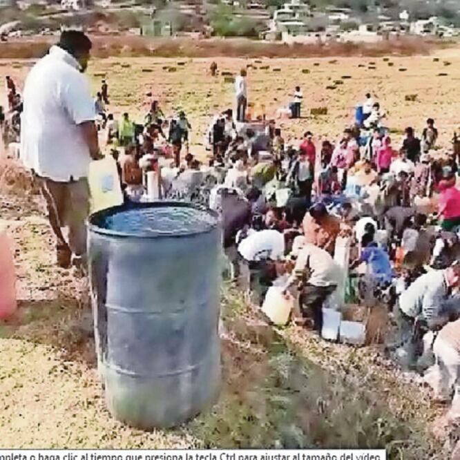 En el tramo a Temascalcingo. En la imagen, se ve a los habitantes de Acambay con bidones y garrafas amontonados donde está el derrame. TOMADA DE VIDEO