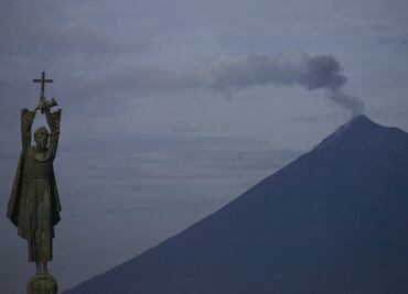 Volcán Pacaya de Guatemala presenta dos flujos de lava y explosiones