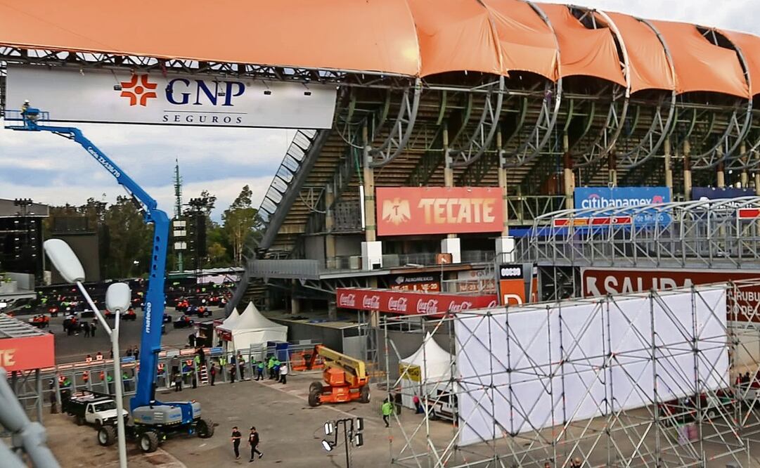 A unas horas de que arrancara el concierto de Bruno Mars, aún había trabajadores afinando detalles en el otrora Foro Sol. Foto: Luis Camacho | El Universal
