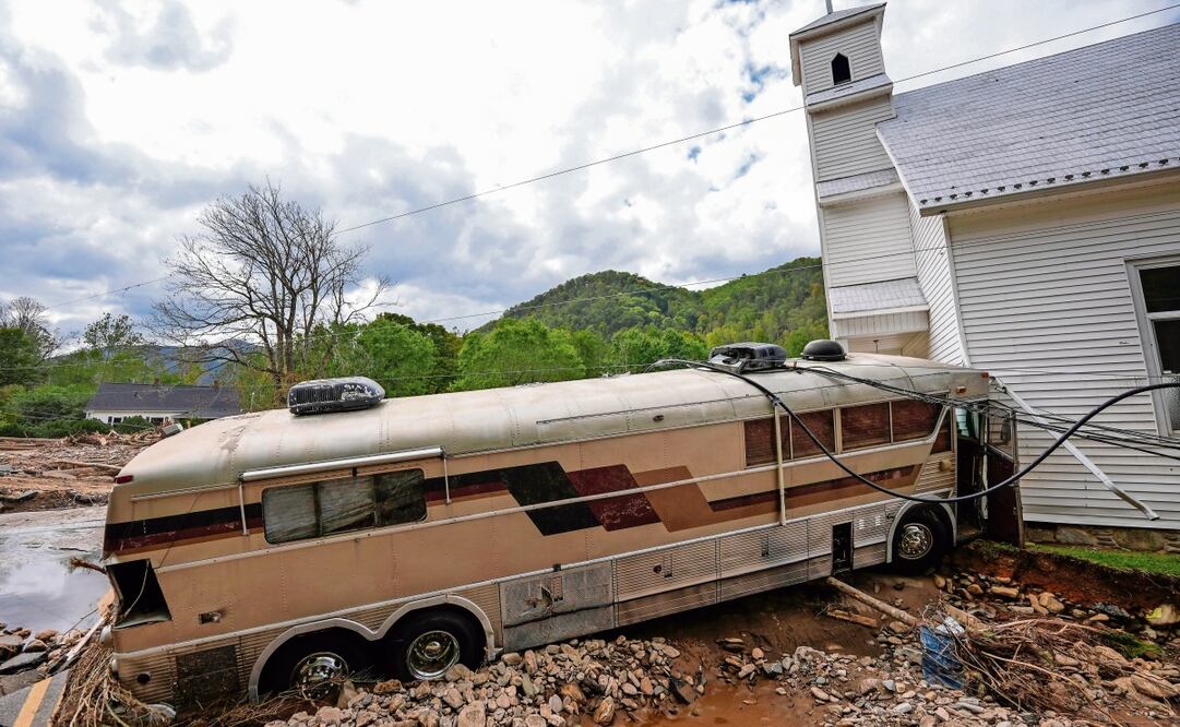 Un autobús empujado por las aguas chocó contra una iglesia bautista, en Pensacola, Carolina del Norte, por Helene. Foto: Mike Stewart | AP