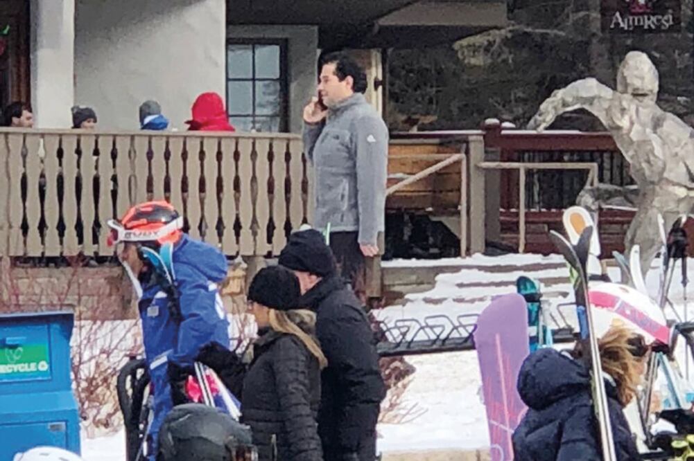 alcalde panista fue captado en Vail, California, Estados Unidos, el día en que una excavadora cayó sobre 5 autos en Interlomas y murieron 2 personas (ESPECIAL)