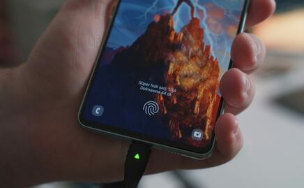 ¿Qué se conecta primero, el cargador o el celular? 