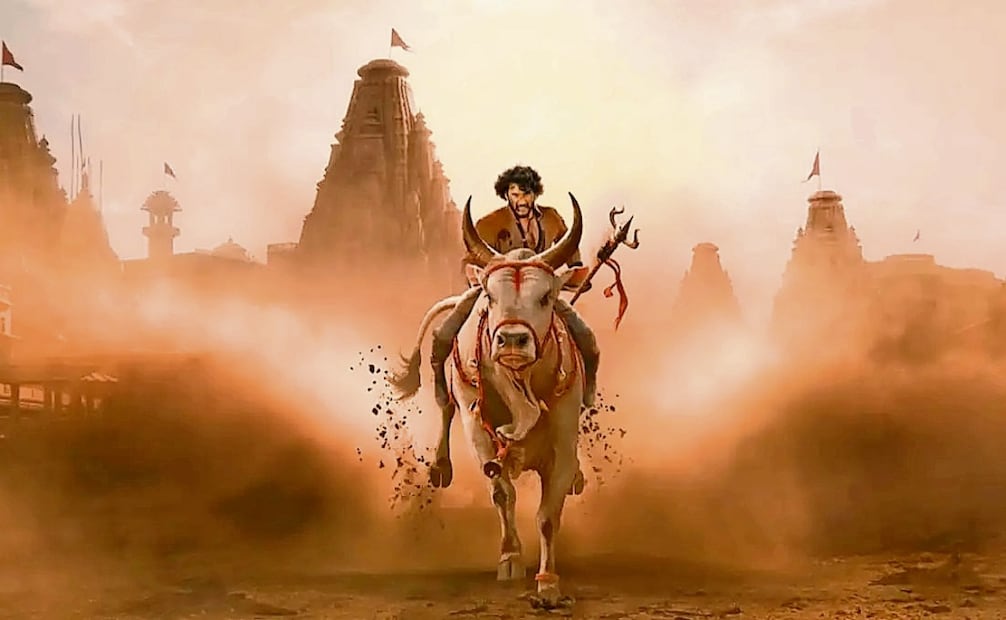 El presentador Liam Crowley, el director S.S. Karthikeya y el crítico Sergio López Aguirre. Foto: CCXP