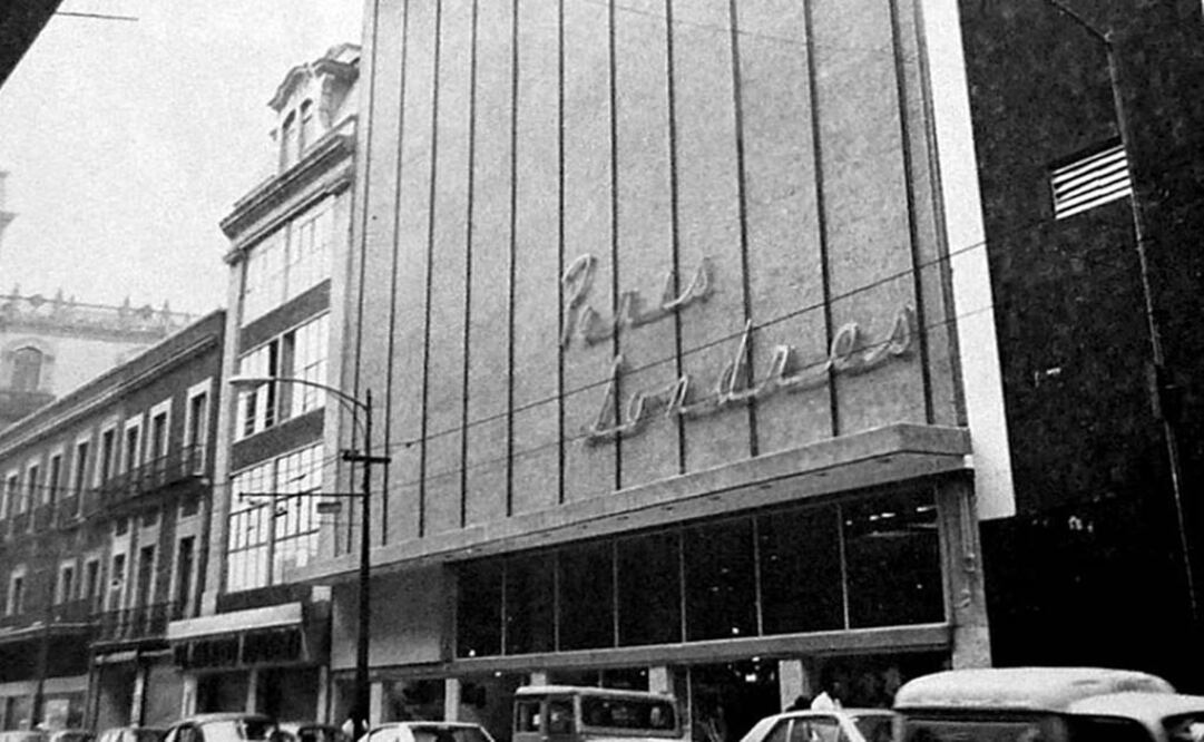 La tienda París Londres “la gran boutique” sucursal Centro, ubicada en la calle 16 de Septiembre, entre 5 de Febrero y Palma. La fotografía fue tomada en 1971. 