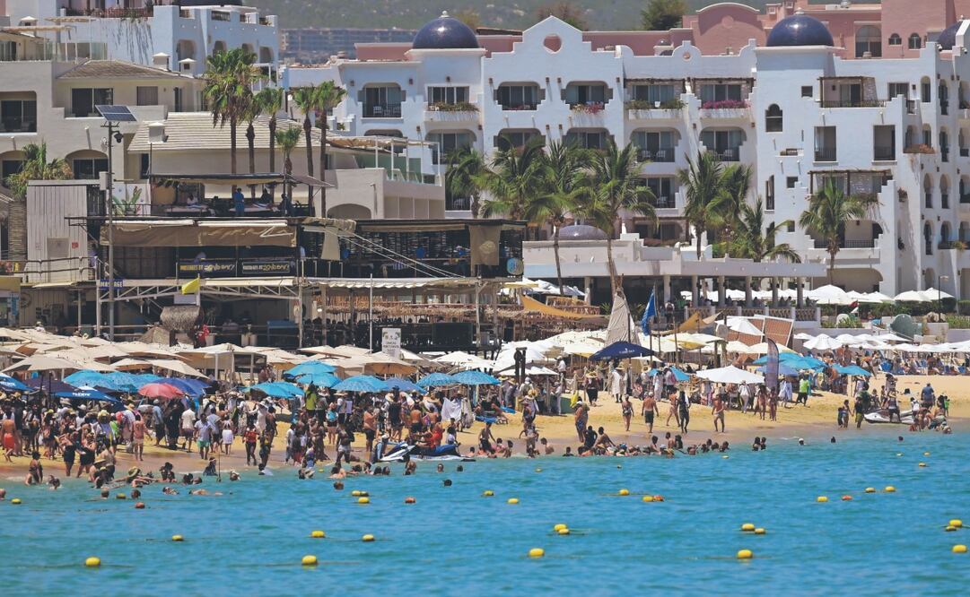 Turistas disfrutan de la playa en un resort en Los Cabos, Baja California, en la temporada vacacional de verano 2025. Foto: de ALFREDO ESTRELLA. AFP