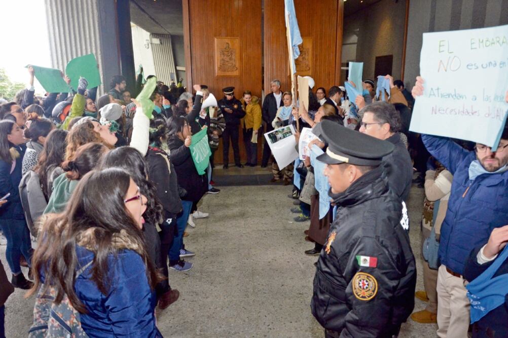 Activistas que apoyan el derecho de las mujeres a decidir sobre su cuerpo, así como grupos opositores al aborto se manifestaron con consignas y careles tanto adentro como afuera del Congreso estatal. Foto: EMILIO VÁSQUEZ. EL UNIVERSAL