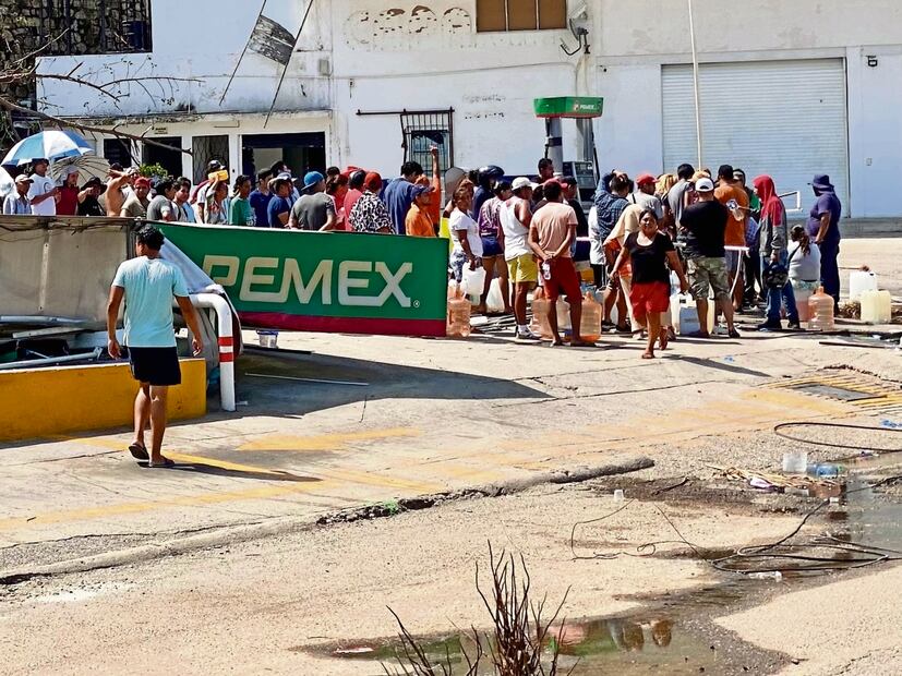 La semana pasada decenas de personas hacían fila en las gasolinerías para llenar garrafones y llevarse el combustible. Ahora, algunos la revenden. Foto: Valente Rosas / El Universal