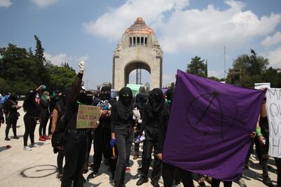 Feministas marchan a favor del aborto rumbo a la Corte