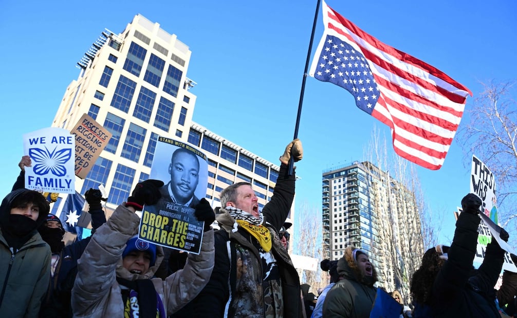 Marchan en Minneapolis contra operaciones antinmigración del gobierno Trump. Foto: ROBERTO SCHMIDT / AFP