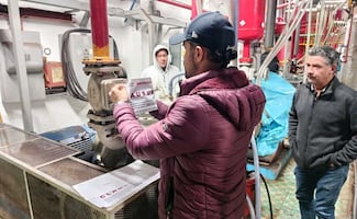 Desalojan tres escuelas de Xalapa por olor a amoniaco; clausuran fábrica de hielo