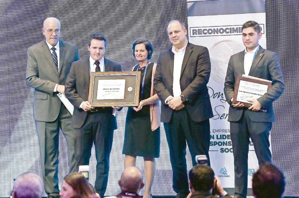 Los jóvenes empresarios Alberto Aja Cantero y Luis Ignacio Castillo fueron galardonados con el Reconocimiento Don Lorenzo Servitje 2018, que se entregó durante el Encuentro Empresarial de Coparmex. Foto: GERMÁN ESPINOSA. EL UNIVERSAL