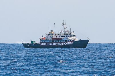 Italia busca frenar a los migrantes 