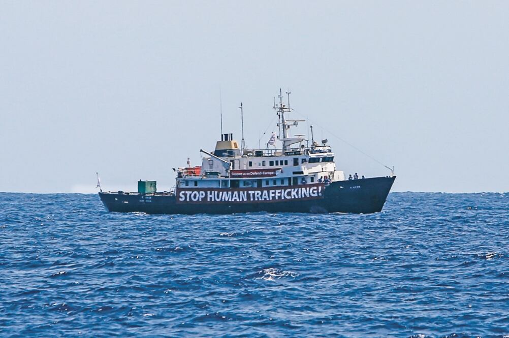 El barco “C-Star ”, que no ha podido arribar a Italia, navegó el pasado domingo en las aguas de Mediterráneo con el letrero “Detengan el tráfico de personas”. (ANGELOS TZORTZINIS. AFP)