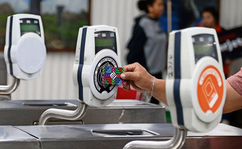 Aspectos de ciudadanos usando la Tarjeta de Movilidad Integrada para ingresar al Metro de la Ciudad de México en la Línea 2, el 4 de marzo de 2022. Foto: Carlos Mejía/ EL UNIVERSAL