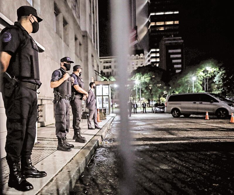 Personal judicial allanó el lunes la sede del Ministerio de Salud, en el marco de la causa abierta por la vacunación VIP, en Buenos Aires. Foto: JUAN IGNACIO RONCORONI. EFE