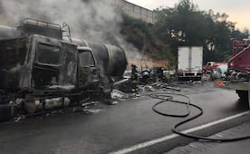 Chocan dos pipas y un tráiler en la Chamapa-Lechería; cierran circulación en ambos sentidos de la autopista 