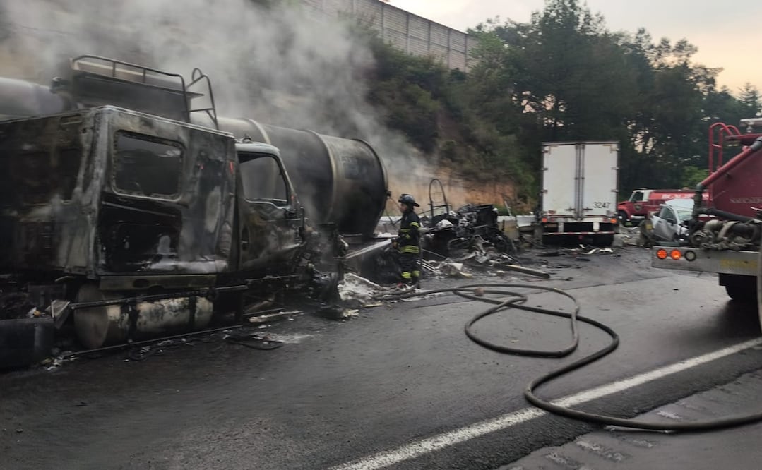 Bomberos de Naucalpan se encargaron de controlar las llamas. Foto: Especial