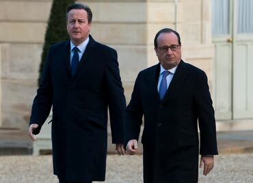 Hollande y Cameron visitan la sala Bataclan de París