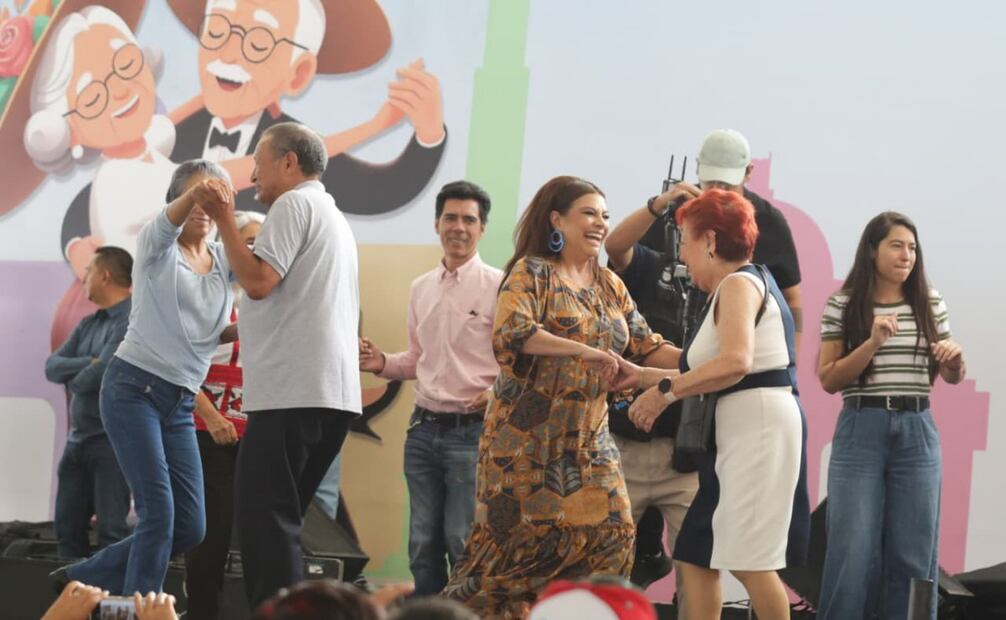 La organizadora del evento fue la jefa de Gobierno, Clara Brugada, quien acudió a esta fiesta y también se puso a bailar con algunos adultos mayores.
Foto: Carlos Mejía/ EL UNIVERSAL
