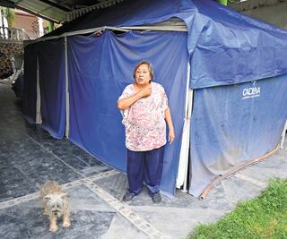 Sobreviven en casas de campaña en plena calle