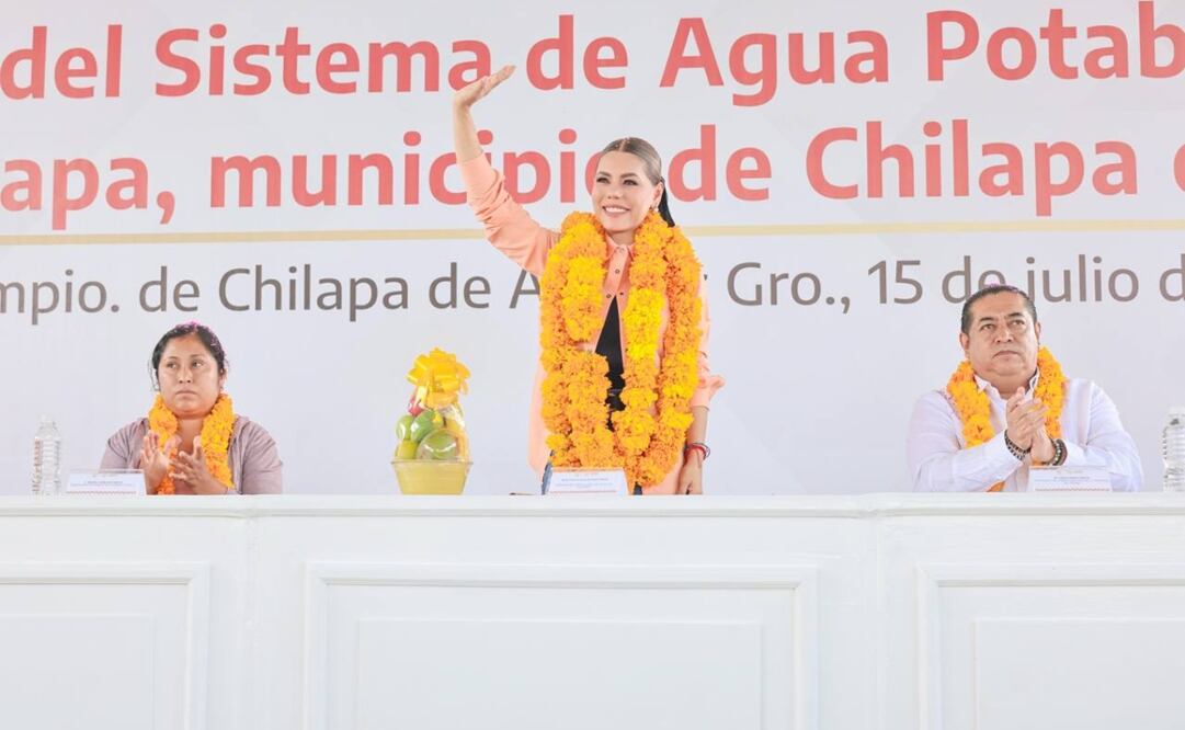 La gobernadora de Guerrero Evelyn Cecia Salgado Pineda en la inauguración del nuevo sistema hidráulico en Nejapa. Foto: Especial